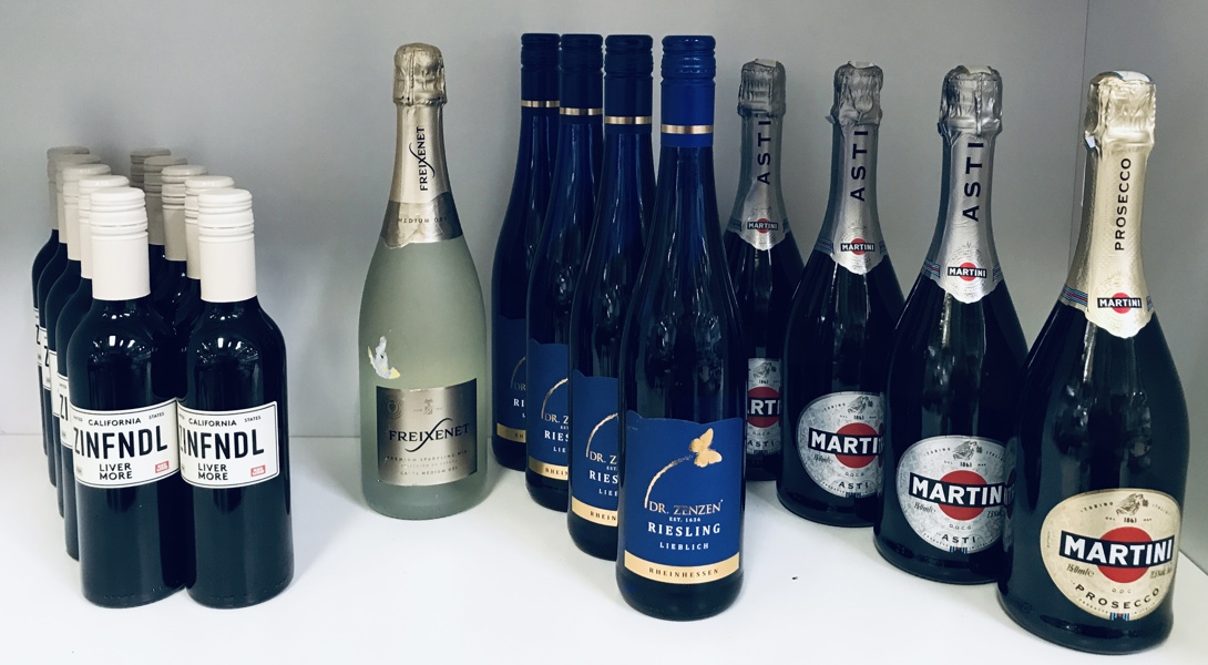 +M: Samling af vin og mousserende vin (19 enheder) - herunder Liver More zinfandel, Dr. Zenzen Riesling, Martini Prosecco, Martini Asti Samt Freixenet Medium dry
