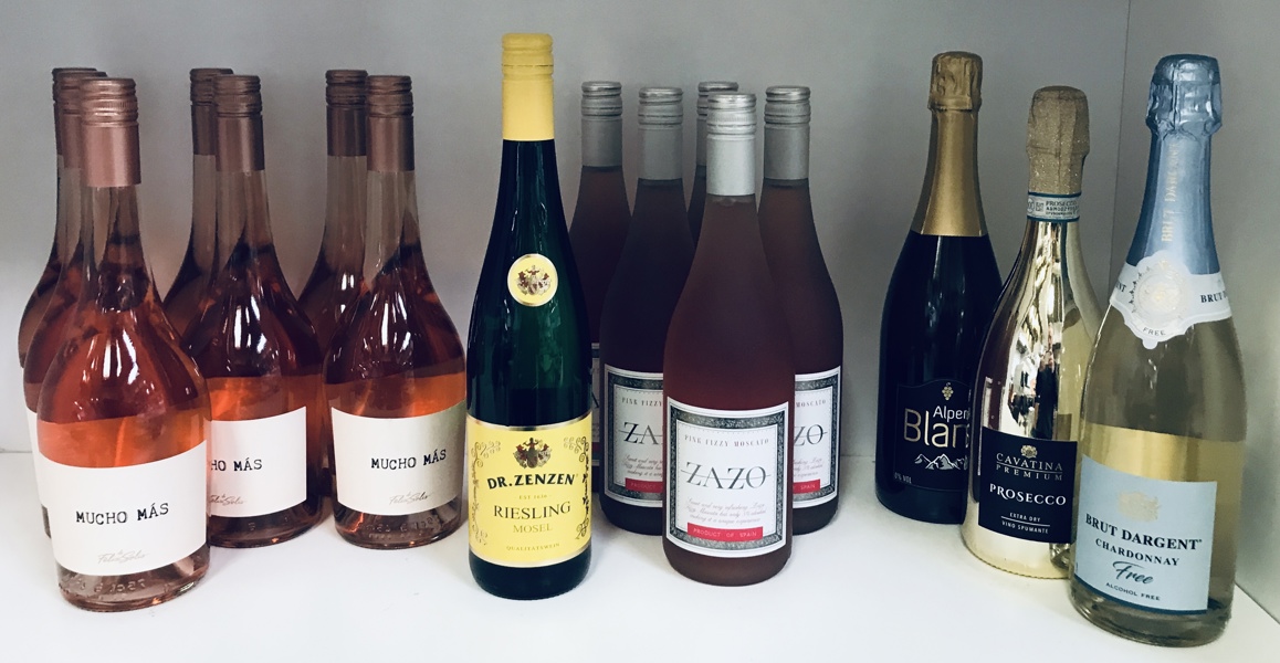 +M: Samling af mousserende vin (16 enheder) - herunder Mucho Más, Dr. Zenzen Riesling, Zazo moscato, Brut Dargent Chardonney, Alpen Blanc samt Cavatina Prosecco 
