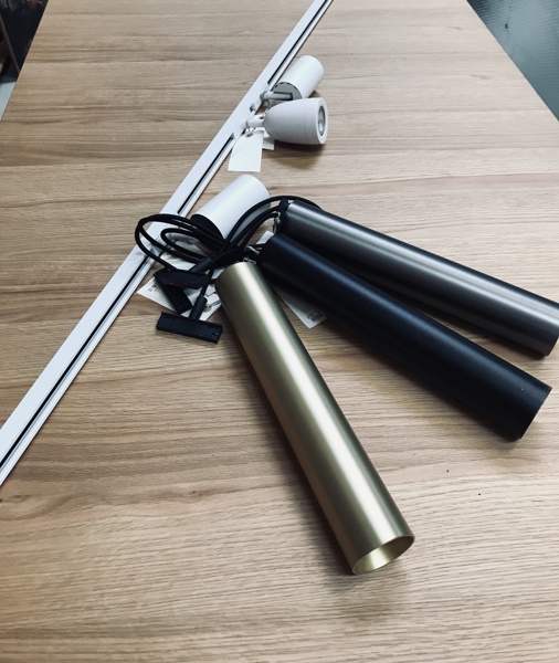 +M: Antidark Designline m. strømskinne 3 Antidark Tube Pendel Flex pendler (titanium/messing/sort), Tube Pro G10 spot, Bell Spot G10 samt Tube G10 spot