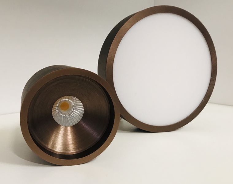 +M: Shadow 1 loft-/væglampe (rose gold) samt Solo 2 loft-/væglampe (rose gold), formgivet af Ronni Gol