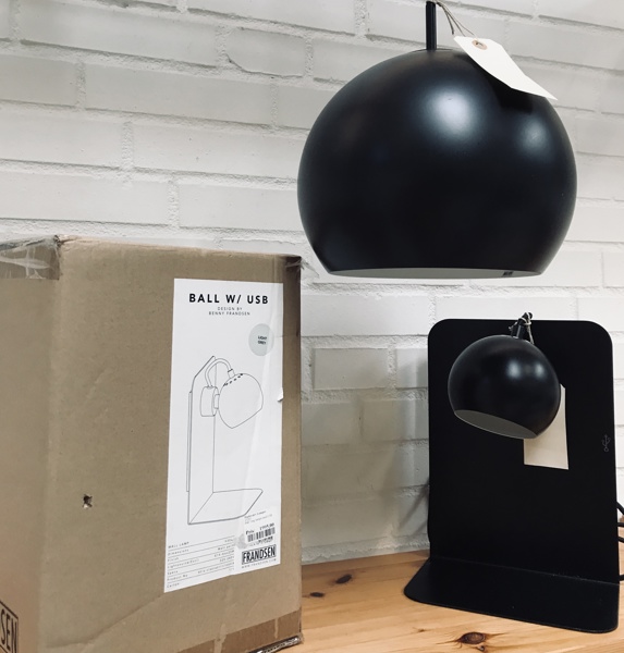 +M: Samling af lamper (nye/udstillingsmodeller): Frandsen Ball W/USB væglampe (grey), Frandsen Ball W/USB (sort) samt Ball pendel (25cm)