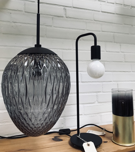 +M: Samling af lamper (nye/udstillingsmodeller): Halo Woods pendel (smoke) Calex U-Line bordlampe, Trio-Leuchten Robin bordlampe samt