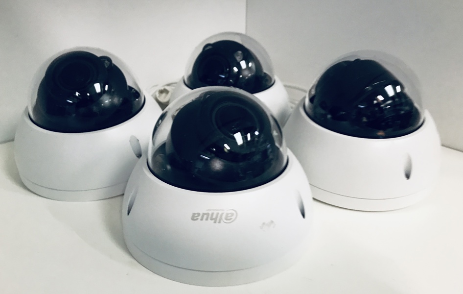 +M: 4 X Dahua IPC-HDBW2431R-ZS overvågning-/netværkskamera 