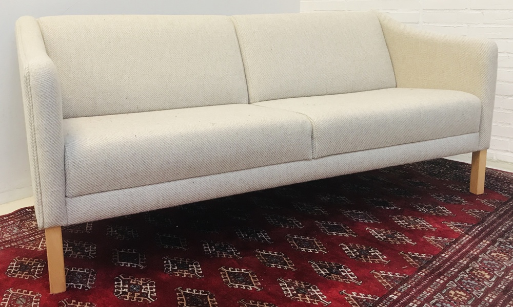 Orla Mølgaard Nielsen 2½-pers sofa, beklædt i lysegråt uldstof på lyse ben af bøgetræ, fremstillet ved Nielaus Jeki, Danmark,