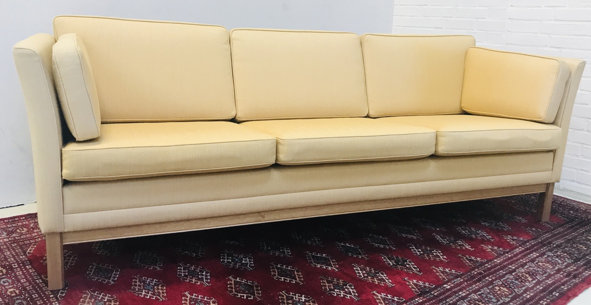 Mogens Hansen MH177 3-pers sofa beklædt i gyldent møbelstof og med mørkbejdsede ben 