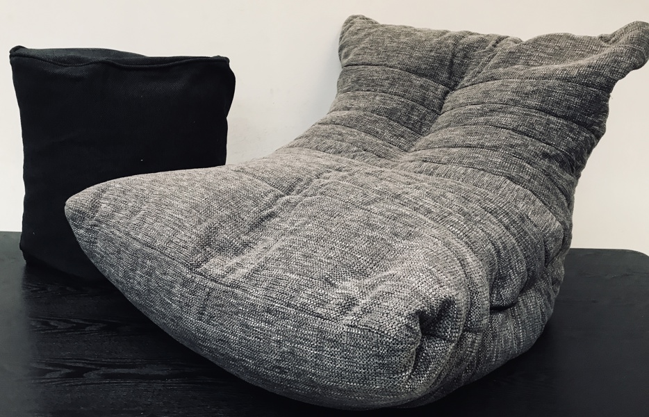 +M: Ambiente Lounge Evolution Acoustic Sofa (grå) samt Ambiente Lounge Evolution Ottoman Luscious (sort)