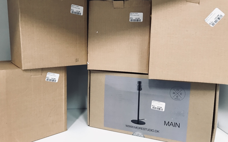 +M: Samling af lamper (nye/udstillingsmodeller): 4 Herstal Stratego pendler (chrome) samt More Studio 'Main' bordlampe 