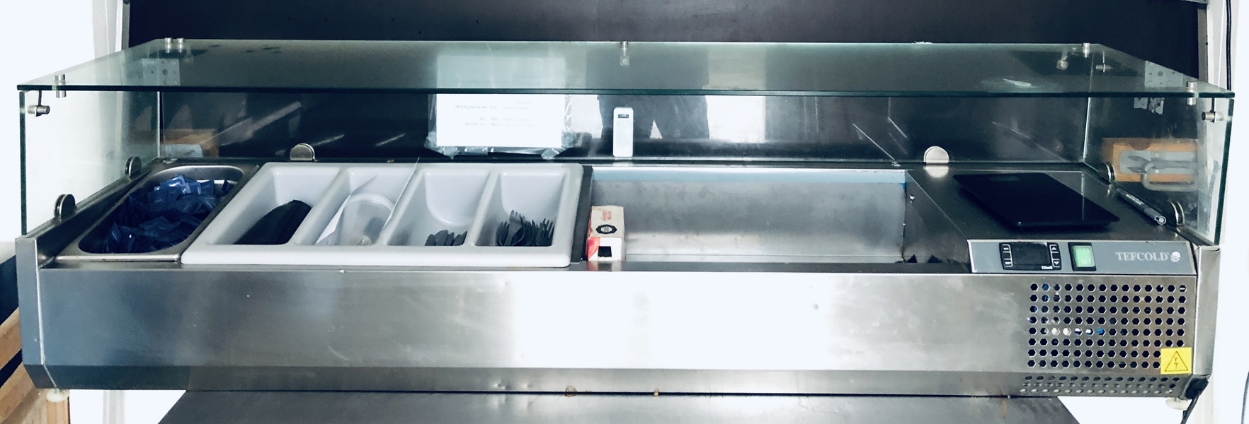 +M: Tefcold GN1/3 køleopsats (VK38-160) af rustfrit stål og glas samt arbejdsbord udført i rustfrit stål 