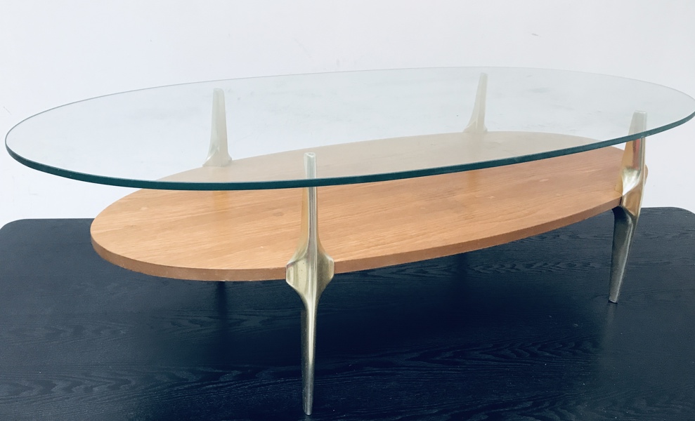 Mid-century sofabord prydet m. ben udført i messing og glasplade