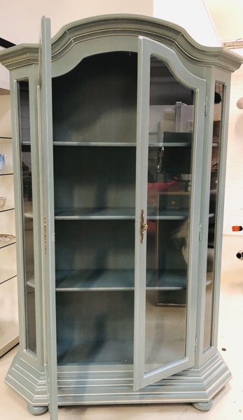 Italiensk vitrineskab (olivegrøn), fremstillet ved Selva, Italy