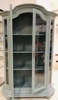 Italiensk vitrineskab (olivegrøn), fremstillet ved Selva, Italy