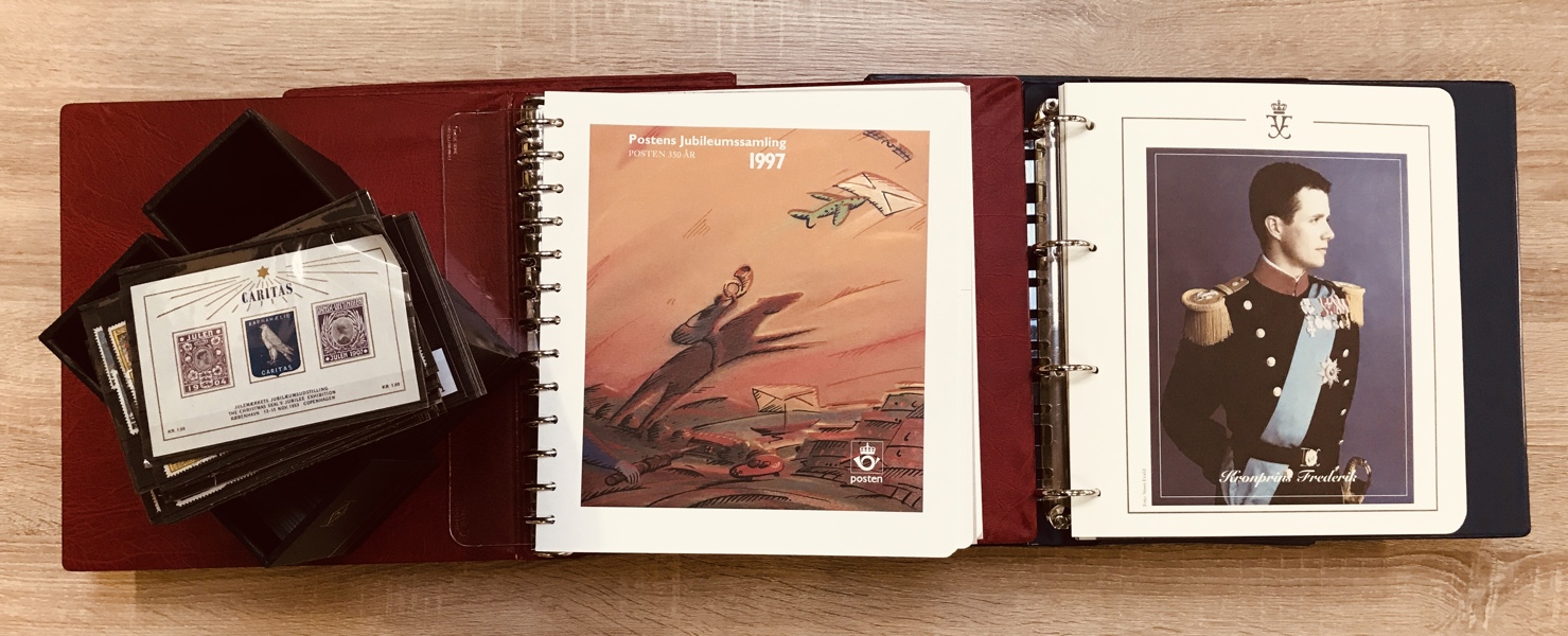 Frimærker: danske julefrimærker (mange gode fra starten), Postens Jubilæumssamling 1997 (Posten 350 år) samt album m. Kongefamilien 1940-2000