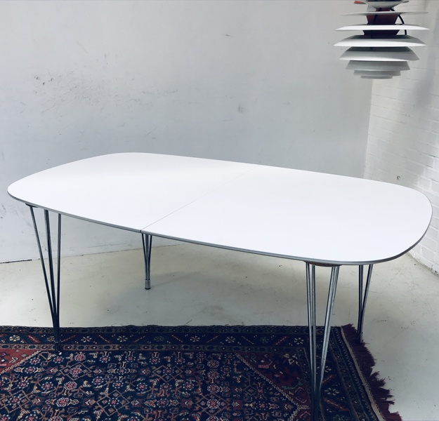 Ellipse spisebord i hvidt laminat, aluminiumskant og forkromede splitben, fremstillet ved Gangsø Møbler