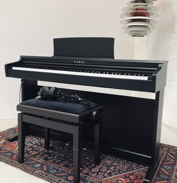 Kawai KDP 120 digital piano m.  DPB-100 klaverbænk i Mat Sort samt DPH-1 Stereo hovedtelefon fra Digitalpiano.com