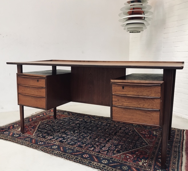 Peter Løvig Nielsen mid-century skrivebord af teak, fremstillet ved Hedensted Møbelfabrik