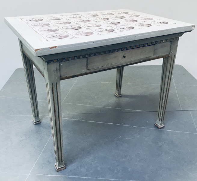 Klassisk sidebord prydet m. hollandske fliser (kakler), udført i gustaviansk stil