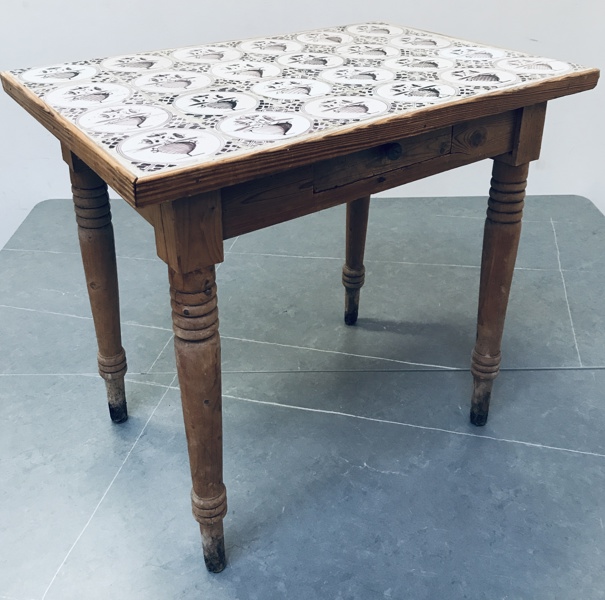 Klassisk Mid-Century sidebord prydet m. hollandske fliser (kakler)