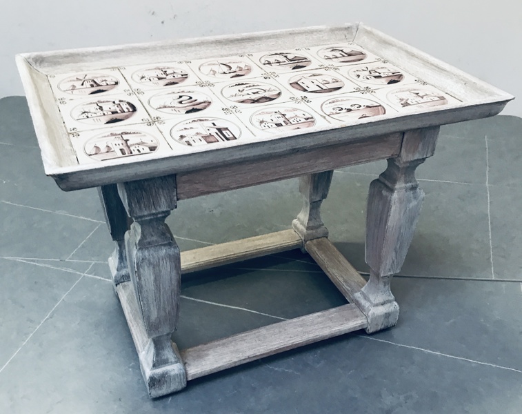 Klassisk sidebord prydet m. hollandske fliser (kakler), udført i gustaviansk stil