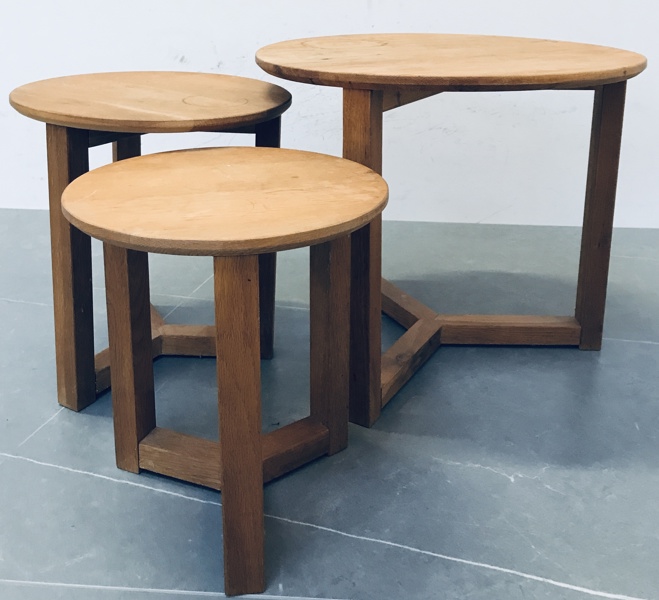 3 Sideborde i varierede størrelser, udført i egetræ i nordisk design 