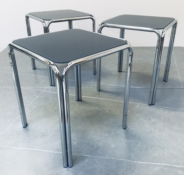 3 "Space-Age" sideborde udført i forkromet rørstel og røgfarvet glasplade. 