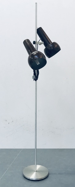 Mid-Century gulvlampe m. justerbar dobbelt spotlight, i en brun finish m. krombelagt stander