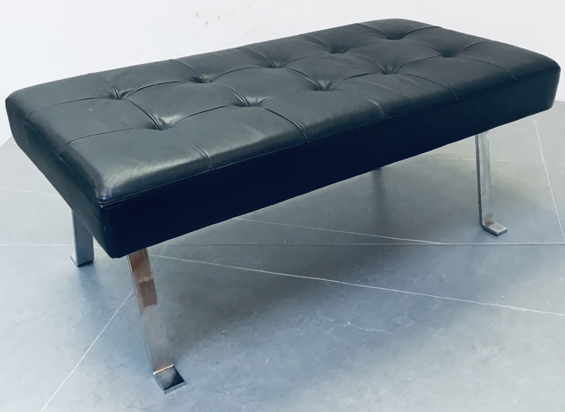 Bænk i sort læder prydet m. ben i forkromet stål 