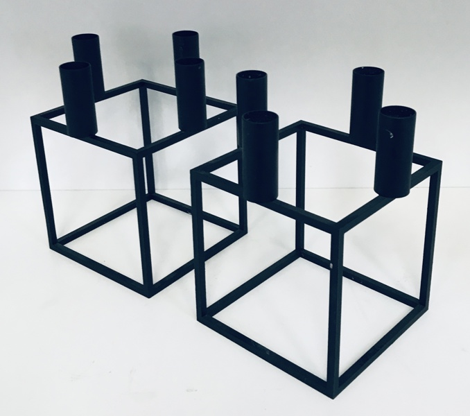 +M: Mogens Lassen (1901-1987) Kubus 4 lysestage (sort) for Audo Copenhagen (Å 2026-0750)