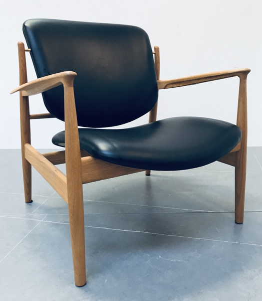 +M: Finn Juhl (1912-2089) France | FJ 136 lounge-/armstol, fremstillet hos House of Finn Juhl (Å 2026-0751)