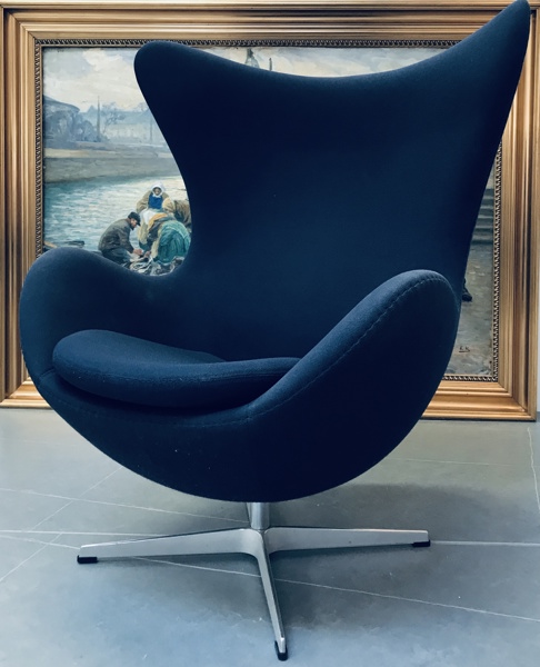 +M: Arne Jacobsen (1902-1971): Ægget loungestol i fuldpolstret blåt uldstof m. 4-pas fod , fremstillet hos Fritz Hansen (Å 2026-0713)