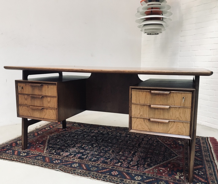 Gunni Omann skrivebord (Model 75) af palisander, fremstillet ved Omann Juniors Møbelfabrik