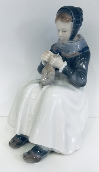 Royal Copenhagen porcelænsfigur nr. 1317 'Stor Siddende Amagerpige' (25X16cm)