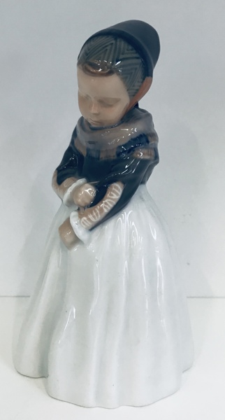 Royal Copenhagen porcelænsfigur nr. 1251 'Amagerpige' (20cm)