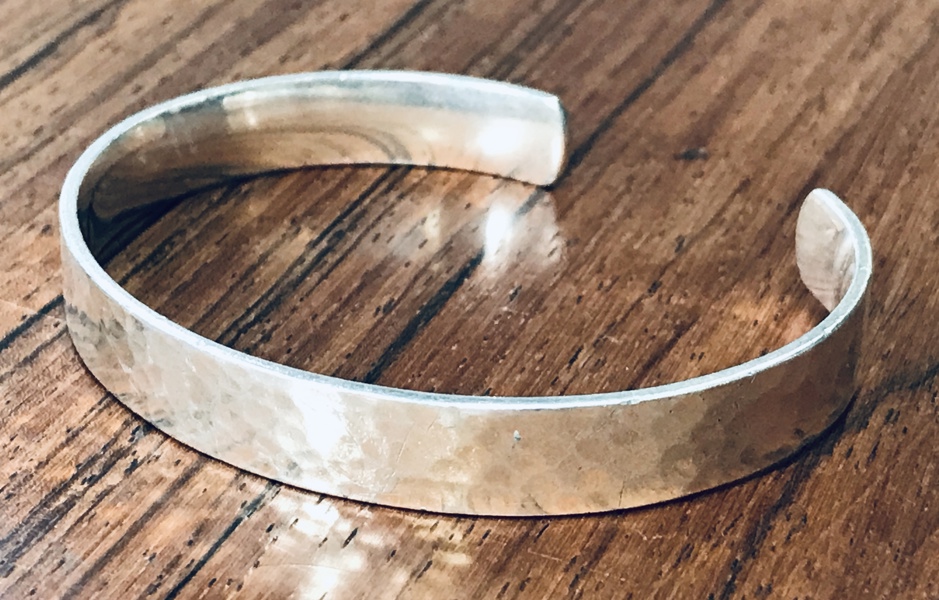 +M: Georg Jensen 'Smity' armring af sterlingsølv, formgivet af Regitze Overgaard i 2020 (Å 2025-0533)