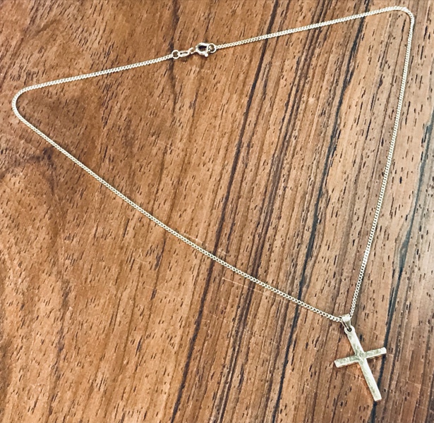 Guld: Plaza/Bernhard Hertz halskæde m. vedhæng (kors) udført i 14kt./585