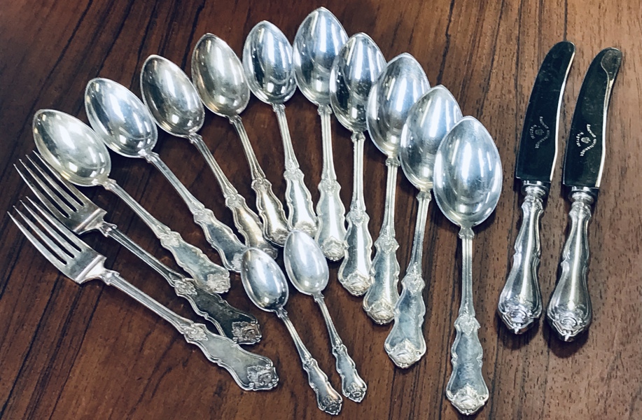 Rosenborg sølvbestik udført i 3-tårnet (830) sølv, fremstillet ved  A. Dragsted 