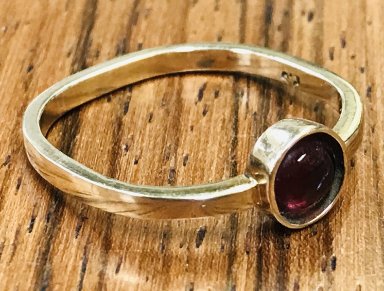 Guld: P. Sørensen ring udført i 14kt./585, prydet m. rav