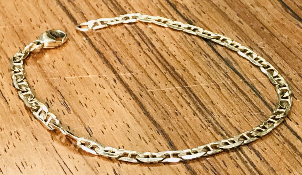 Guld: Ankerfacet armlænke udført i 8kt./333