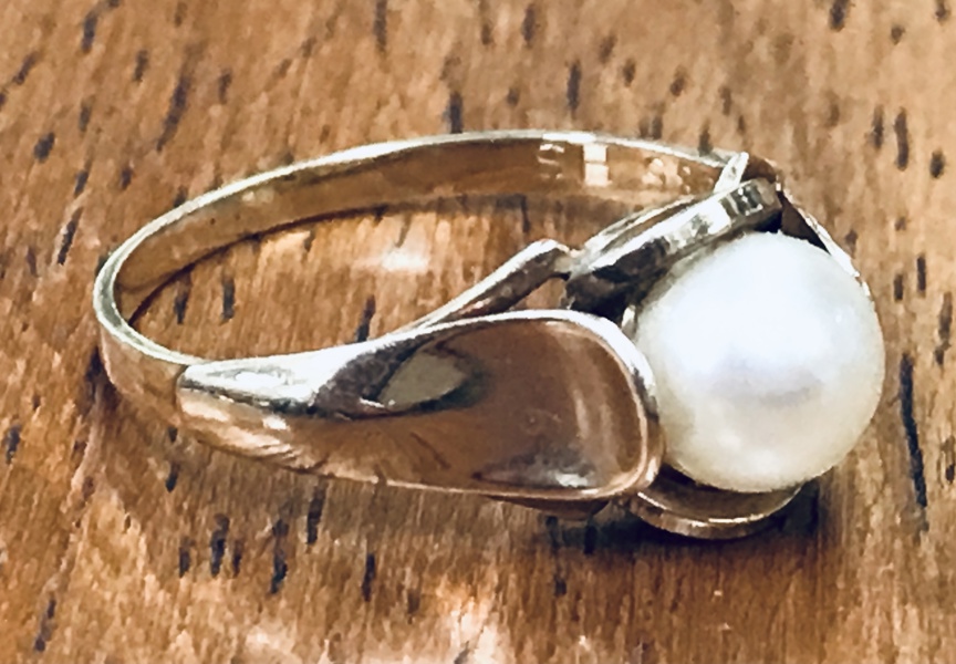 Guld: Hermann Siersbøl ring udført i 14kt./585, prydet m. perle