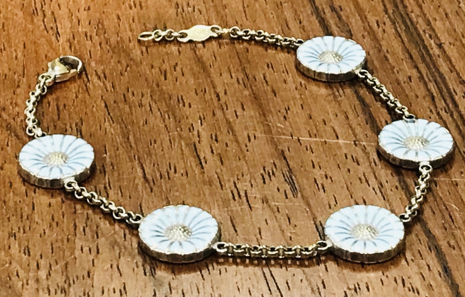 +M: Georg Jensen Marguerit armlænke af forgyldt sterlingsølv/emalje, prydet m. 5 blomster (12mm) - (Å 2026-0769)
