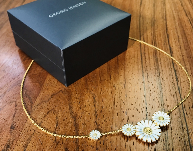 +M: Georg Jensen Marguerit halskæde af forgyldt sterlingsølv/emalje, prydet m. 4 blomster (19/14/11/7mm) - (Å 2026-0769)