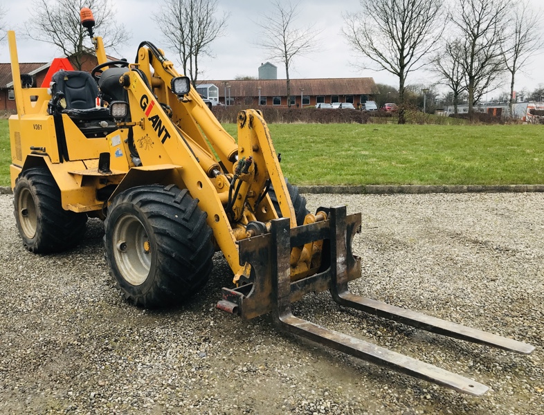 +M: Giant V361 knækstyret minilæsser (2005) m. gafler, skovl samt overfaldsgreb