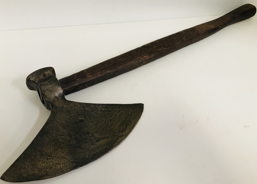 Ældre økse med stor, buet æg, udformet med inspiration fra former kendt fra vikingetiden.