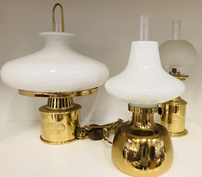 Henning Koppel Petronella (1961) olielampe produceret af Louis Poulsen samt 2 G.V. Harnisch olielamper udført i poleret messing m. skærm af opal eller matglaseret glas.