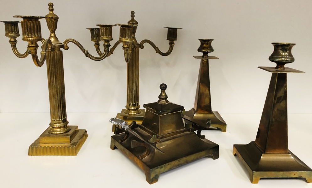 Skrivebordsgarniture m. blækhus og penneholder samt 2 art deco lysestager og 2 kandelaber udført i poleret messing.
