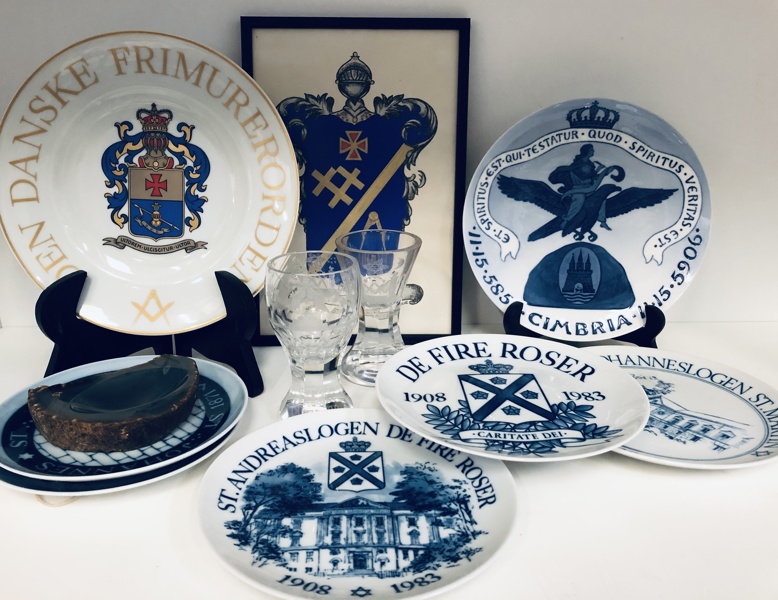 Samling af brugskunst og glas dekoreret med frimurersymboler - herunder 7 platter, 2 rakkerglas, våbenskjold i ramme og lille agat skål udført i poleret konkav form (11 enheder)