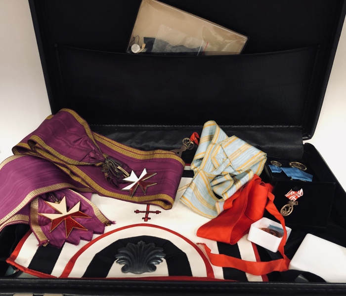 UDGÅR: Samling af frimurer ordner i kuffert - herunder 4 frimurerregalier (forklæder), 3 ordensbånd m. ordner samt 7 ordensmedaljer. 