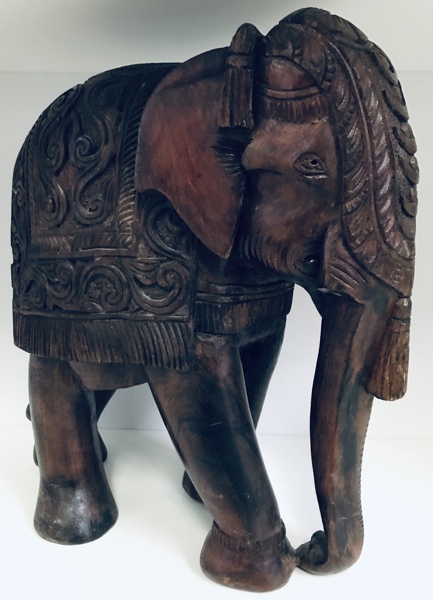 Udskåret dekorativt elefantfigur i træ, m. asiatiske mønstre op hoved og ryg