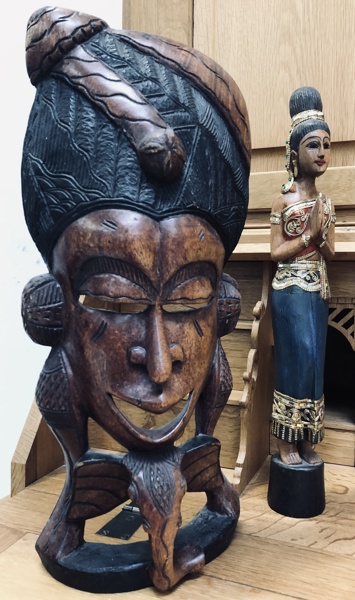 Håndskåret afrikansk maske til vægdekoration samt håndskåret thailandsk træfigur i traditionel gestus i form af "Wai"-hilsen