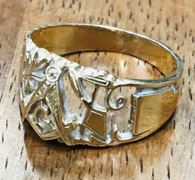 Guld: Frimurer ring udført i 18kt./750, prydet m. passer og vinkel