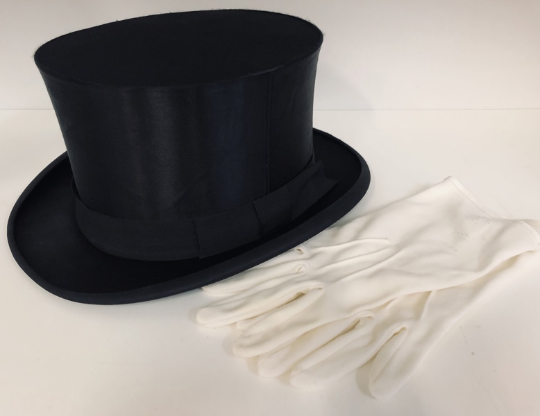 Richmond chapeau claque (tophat) samt et par formelle hvide handsker.